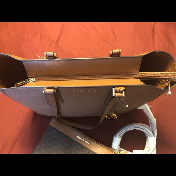 Michael Kors Tote. 3 in 1 bag. Tan. - Picture 8 of 9